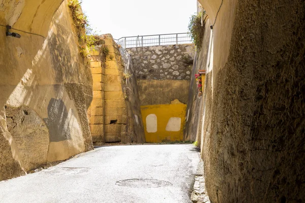 Μονοπάτι Ανάμεσα Στα Τείχη Του Φρουρίου Στην Πρωτεύουσα Του Νησιού — Φωτογραφία Αρχείου