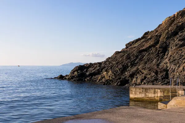 意大利Elba岛上沿海小镇Patresi的岩石浴场 — 图库照片