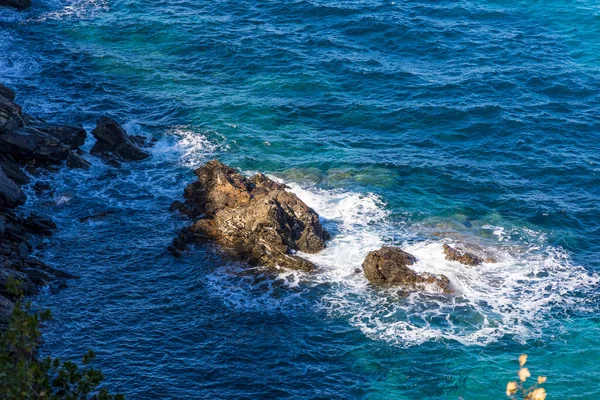 イタリアのエルバ島のマリカーナマリーナ近くの海岸と海を見下ろす — ストック写真