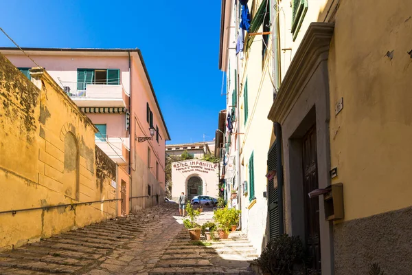 Straat Met Typische Italiaanse Huizen Hoofdstad Portoferraio Het Eiland Elba — Stockfoto