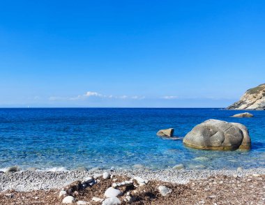 Elba 'nın kayalık kıyılarından mavi denize bak.