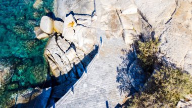 Elba 'nın kayalık kıyılarından mavi denize bak.