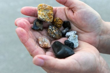 İki el renkli taşları tutar