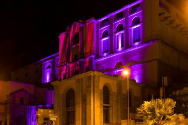 Riva del Garda, İtalya 08-25-2021: Garda Gölü 'ndeki Rva del Garda' da düzenlenen ışık festivali Notte di Fiabia 'da aydınlatılmış evler