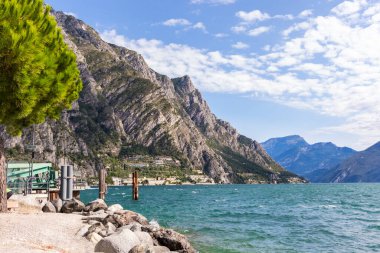 Limon Konsolosu Garda 'dan Riva del Garda' ya doğru Garda Gölü üzerinden görüntü