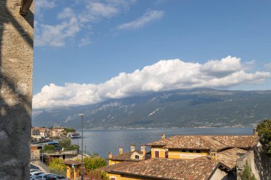 Yazın Gargnano köyü ve Garda Gölü 'ne bakın.
