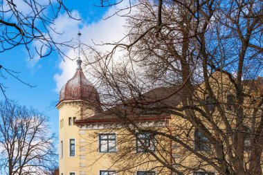 Augsburg 'daki Hessing Park' taki tarihi binalar mavi gökyüzünün altında.