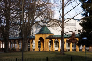 Augsburg 'daki Hessinpark' taki yürüyüş kolonları altın gün ışığında parlıyor.