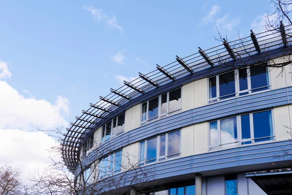 Закругленный Фасад Современного Здания Защитой Солнца Аугсбурге Голубым Небом — стоковое фото