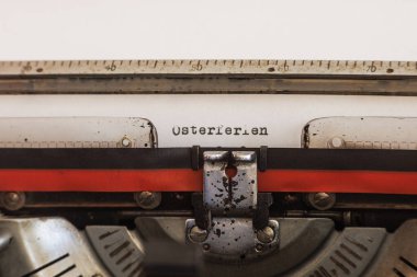 Almanca Paskalya tatili, kırmızı ve siyah kurdeleli eski mekanik daktiloyla beyaz bir kağıda siyah bir renkle yazılmış.