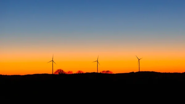 Silhouettes Trois Éoliennes Contre Magnifique Ciel Nocturne Coloré Avec Ciel — Photo