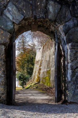 Leutkirch Almanya 02-01-2022, güneşli bir günde mavi gökyüzü giriş kapısı olan Zeil Şatosu