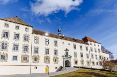 Leutkirch Almanya 02-01-2022, güneşli bir günde mavi gökyüzü