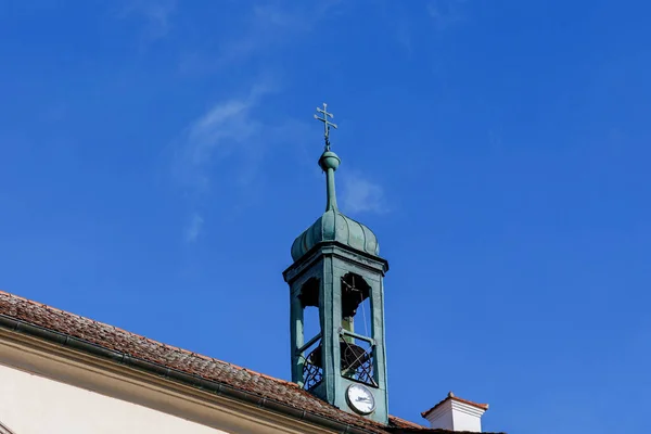 Metallturmuhr Und Turmuhr Auf Einem Alten Hausdach — Stockfoto