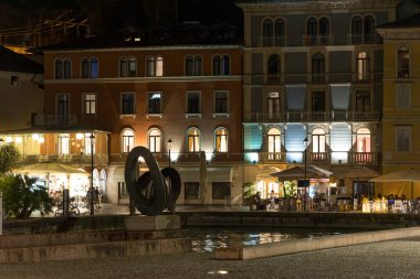 Riva del Garda 'da gök gürültüsünden sonra gece limanı sahnesi
