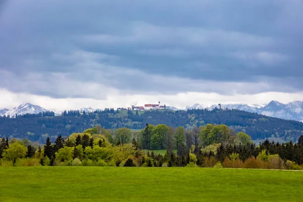 Bavorské Vysokohorské Podhůří Krajina Zelenými Lučinami Lesy Mírně Zataženou Oblohou — Stock fotografie