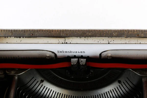 Palavra Alemã Nebenkosten Escrito Vermelho Uma Velha Máquina Escrever Mecânica — Fotografia de Stock