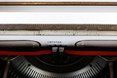 Almanca Vertrag kelimesi eski bir mekanik daktiloda Almanca Metin: Sözleşme