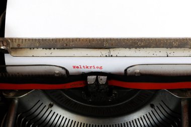 Almanca kelime Weltkrieg eski bir mekanik daktiloda kırmızı ile yazılmış: Dünya savaşı.