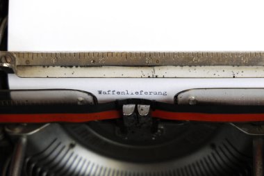 Almanca Waffenlieferung kelimesi eski bir mekanik daktilo Almanca metni: Silah teslimatı