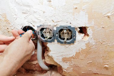 Kablolama sırasında duvardaki sifonlu prizlerle tamamen kaplanmamış.