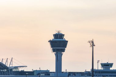 Münih uluslararası havaalanı kontrol kulesi ve terminal modern binaları