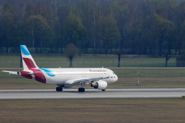 Münih, Almanya - 13.04.2022: Havaalanındaki Münih terminalinde Eurowings havayollarının ticari uçakları.