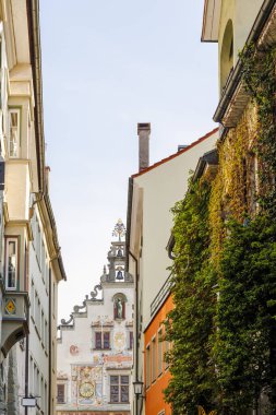 Constance Gölü üzerindeki Bavyera liman kenti Lindau 'da tarihi cepheli evler ve sokaklar