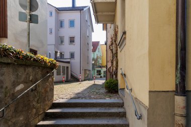 Constance Gölü üzerindeki Bavyera liman kenti Lindau 'da tarihi cepheli evler ve sokaklar