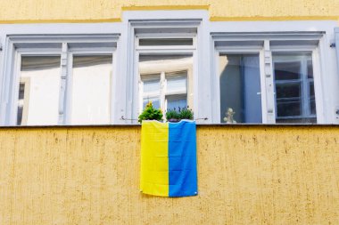 Bir Ukrayna bayrağı, eski Lindau kasabasındaki bir eve dayanışma işareti olarak asılıyor.