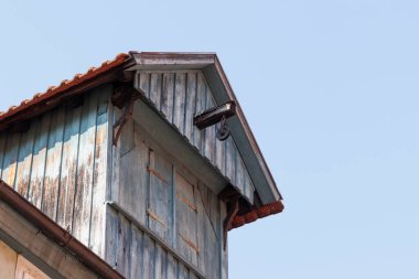 Constance Gölü üzerindeki Bavyera liman kenti Lindau 'da tarihi cepheli evler ve sokaklar