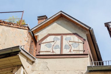 Constance Gölü üzerindeki Bavyera liman kenti Lindau 'da tarihi cepheli evler ve sokaklar