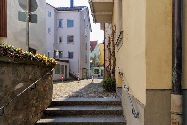 Constance Gölü üzerindeki Bavyera liman kenti Lindau 'da tarihi cepheli evler ve sokaklar