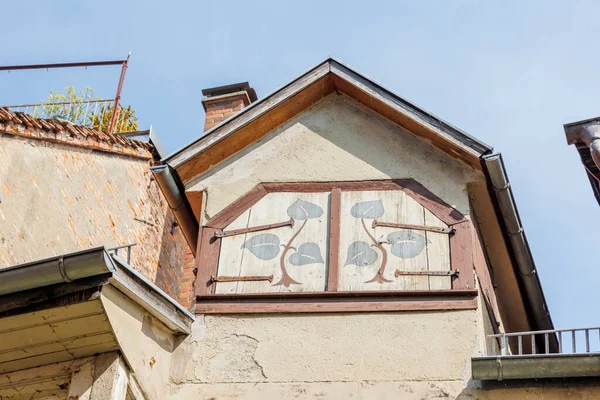 Constance Gölü üzerindeki Bavyera liman kenti Lindau 'da tarihi cepheli evler ve sokaklar