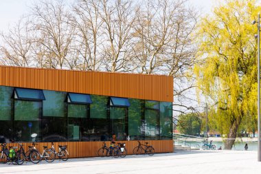 Constance Gölü 'ndeki Lindau şehrinin çatılarına ve adanın bir kısmına bakın.