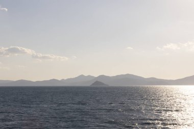 Tuscany 'deki Elba adasının kuzey batı kıyısına deniz tarafından bak.
