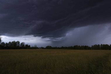 Yağmur ve fırtına bulutları gökyüzünü karartıyor Augsburg yakınlarındaki bir kırsal şeritte