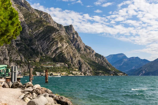 Limon Konsolosu Garda 'dan Riva del Garda' ya doğru Garda Gölü üzerinden görüntü