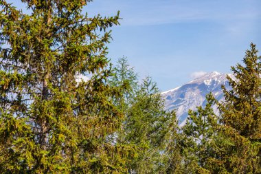 Avusturya 'daki Innsbruck yakınlarındaki dağlar mavi gökyüzü ve açık bulutlarla