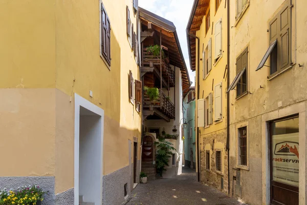 Woninghuizen Italiaanse Stad Arco Aan Het Gardameer Onder Blauwe Lucht — Stockfoto