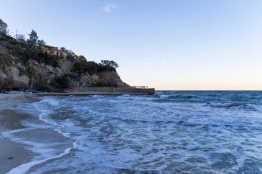 İtalya 'nın Elba adasında, Sant' Andrea yakınlarındaki sahil ve deniz. Yazın alacakaranlıkta mavi gökyüzü.