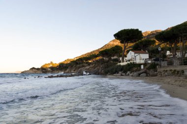 İtalya 'nın Elba adasında, Sant' Andrea yakınlarındaki sahil ve deniz. Yazın alacakaranlıkta mavi gökyüzü.