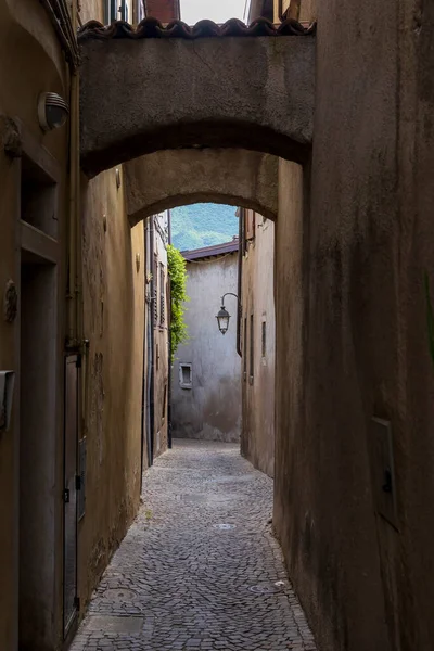 Κατοικίες Στην Ιταλική Πόλη Της Arco Στη Λίμνη Garda Κάτω — Φωτογραφία Αρχείου