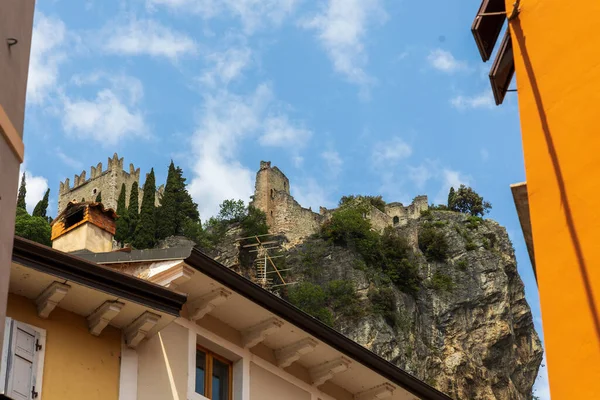 Casas Residenciales Ciudad Italiana Arco Lago Garda Bajo Cielo Azul —  Fotos de Stock