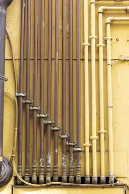 Paralel desenler Garda Gölü 'ndeki Arco kasabasında sarı bir ev duvarına döşenmişti.