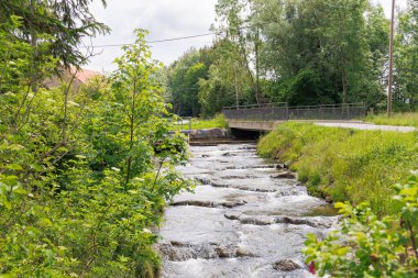 Köydeki nehrin güzel manzarası