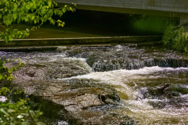 Nehirdeki akan suyun yakın görüntüsü