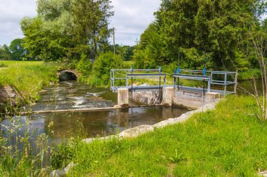 Köydeki nehrin güzel manzarası