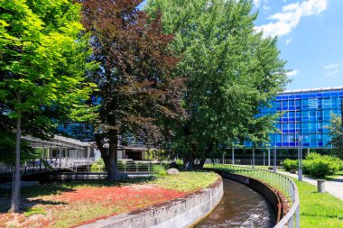 Augsburg Almanya 12.6.2022: Güneşli bir günde Alman Emeklilik Sigortası Enstitüsü Swabia 'nın inşası