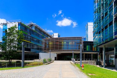 Augsburg Almanya 12.6.2022: Güneşli bir günde Alman Emeklilik Sigortası Enstitüsü Swabia 'nın inşası